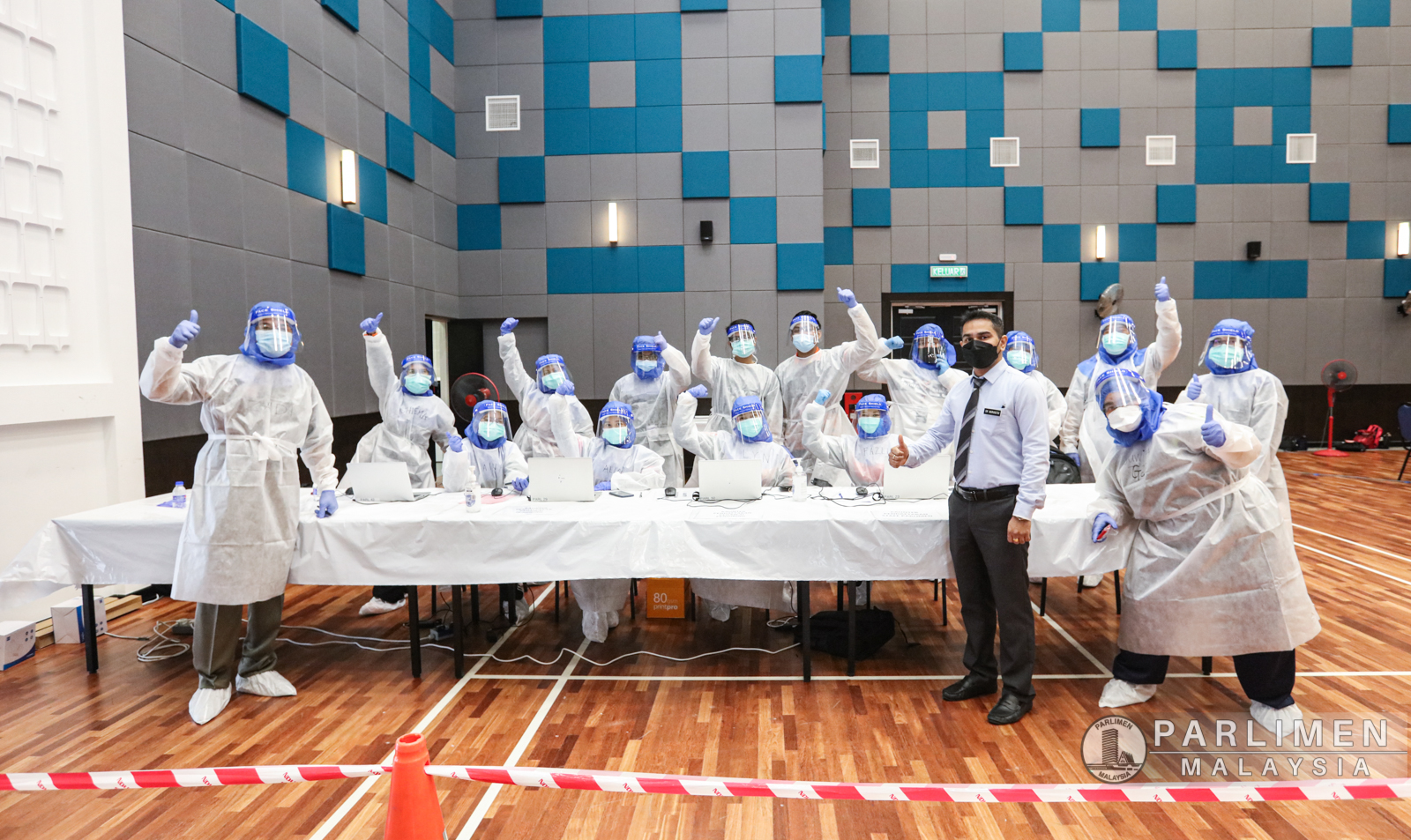 ujian-saringan-covid-19-untuk-ahli-parlimen--warga-parlimen-dan-pegawai-pegawai-kementerian-di-dewan-serbaguna--parlimen-malaysia